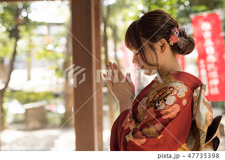 成人式にお参りをする女子 47735398