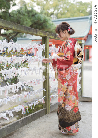 神社にお参りをする女子 47735556