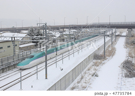 八戸駅を発車する、冬の北海道新幹線H5系(単独) 八戸駅を発車する、冬の北海道新幹線H5系(単独) 47735784