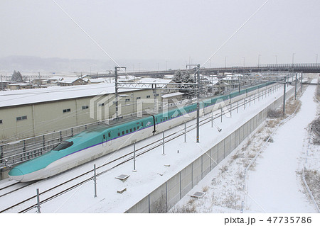 八戸駅を発車する、冬の北海道新幹線H5系（単独） 47735786