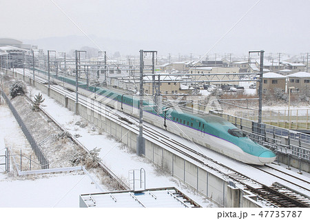 八戸駅を発車する、冬の北海道新幹線H5系(単独) 八戸駅を発車する、冬の北海道新幹線H5系(単独) 47735787
