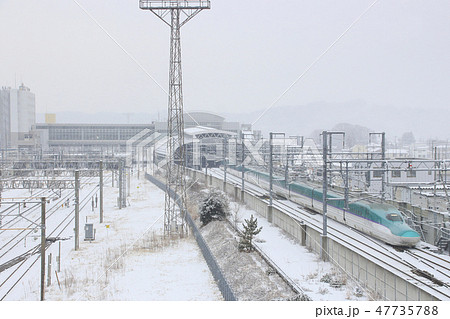 八戸駅を発車する、冬の北海道新幹線H5系(単独) 八戸駅を発車する、冬の北海道新幹線H5系(単独) 47735788