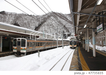 冬の水上駅と上越線E129系 47735835