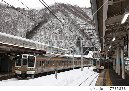 冬の水上駅と上越線E129系 47735838