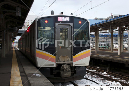直江津駅に停車中の信越本線E129系(ワンマン運転:直江津⇔長岡) 直江津駅に停車中の信越本線E129系(ワンマン運転:直江津⇔長岡) 47735984