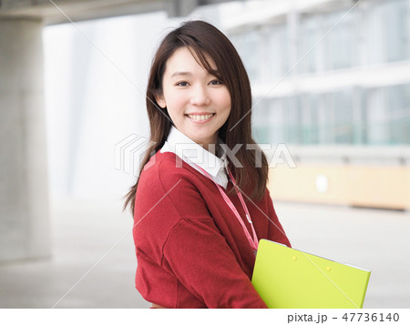 笑顔で振り向いたビジネスウーマン 笑顔で振り向いたビジネスウーマン 47736140