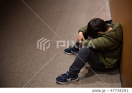 落ち込む少年 落ち込む少年 47736261