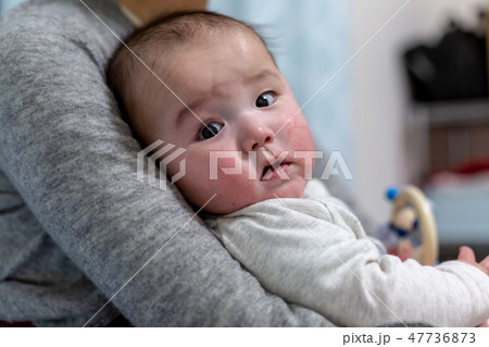 抱っこされる赤ちゃん 47736873