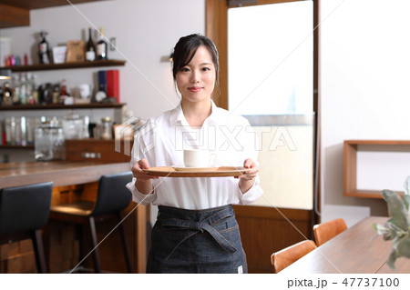 珈琲を運ぶ店員 47737100