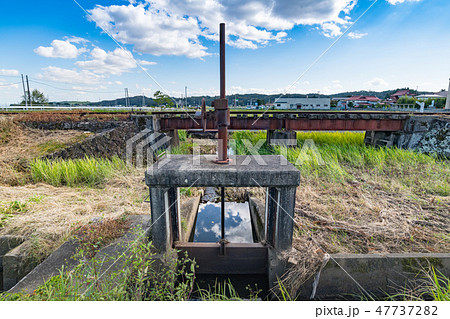 廃線になったくりはら田園鉄道の単線の橋梁と水門 廃線になったくりはら田園鉄道の単線の橋梁と水門 47737282