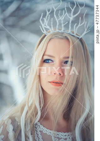 Winter Beauty Woman. Beautiful fashion model  47737344