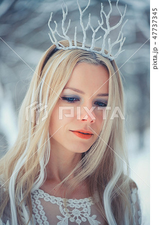 Winter Beauty Woman. Beautiful fashion model  47737345