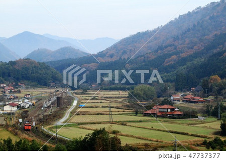 田園風景をゆっくり走るローカル線 たらこ色 田園風景をゆっくり走るローカル線 たらこ色 47737377