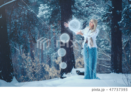Winter Beauty Woman. Beautiful fashion model  47737393