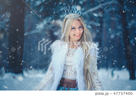 Winter Beauty Woman. Beautiful fashion model  47737400
