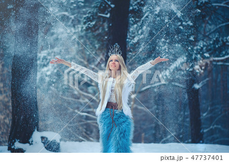 Winter Beauty Woman. Beautiful fashion model  47737401