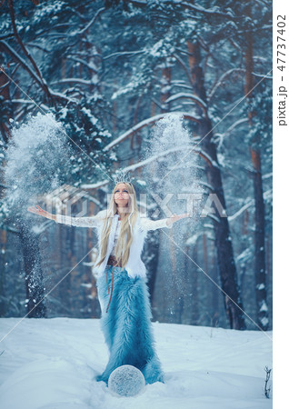 Winter Beauty Woman. Beautiful fashion model  47737402