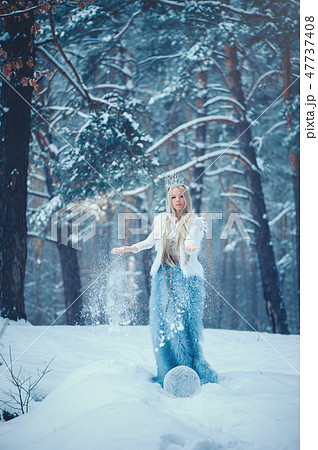 Winter Beauty Woman. Beautiful fashion model  47737408