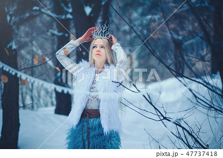 Winter Beauty Woman. Beautiful fashion model  47737418