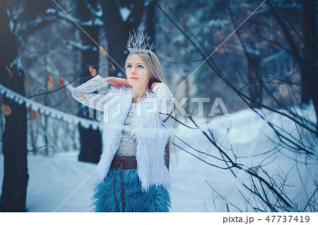 Winter Beauty Woman. Beautiful fashion model  47737419