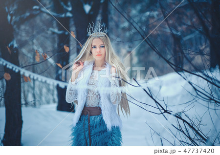 Winter Beauty Woman. Beautiful fashion model  47737420