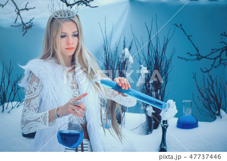 Winter Beauty Woman. Beautiful fashion model Winter Beauty Woman. Beautiful fashion model 47737446