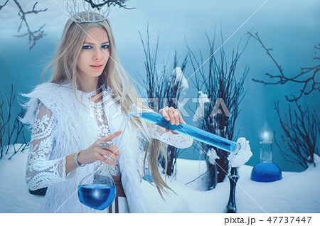 Winter Beauty Woman. Beautiful fashion model Winter Beauty Woman. Beautiful fashion model 47737447