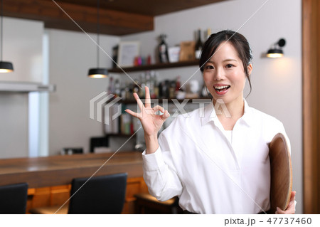 OKをするカフェの店員 OKをするカフェの店員 47737460