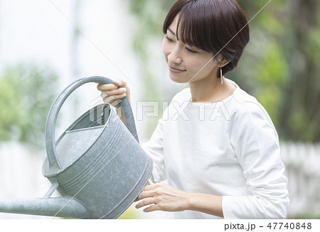 女性 ライフスタイル ガーデニング 女性 ライフスタイル ガーデニング 47740848