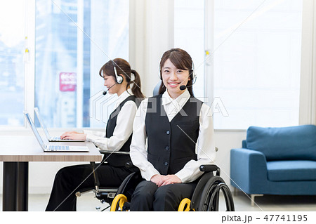 【日本ユニバーサルマナー協会監修素材】ビジネスウーマン、オペレーター、車椅子 【日本ユニバーサルマナー協会監修素材】ビジネスウーマン、オペレーター、車椅子 47741195