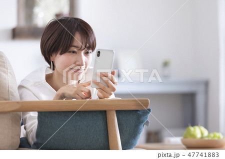 スマホ　女性　操作 47741883