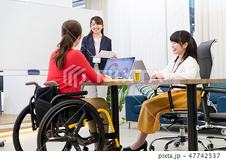 【日本ユニバーサルマナー協会監修素材】ビジネスウーマン、オフィス、車椅子、ミーティング 【日本ユニバーサルマナー協会監修素材】ビジネスウーマン、オフィス、車椅子、ミーティング 47742537