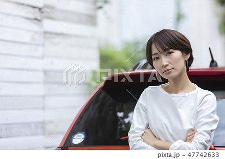 女性と車　 47742633