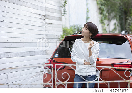 女性と車 女性と車 47742636