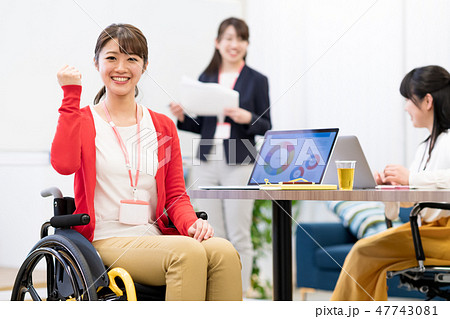 【日本ユニバーサルマナー協会監修素材】ビジネスウーマン、オフィス、車椅子、ミーティング 【日本ユニバーサルマナー協会監修素材】ビジネスウーマン、オフィス、車椅子、ミーティング 47743081