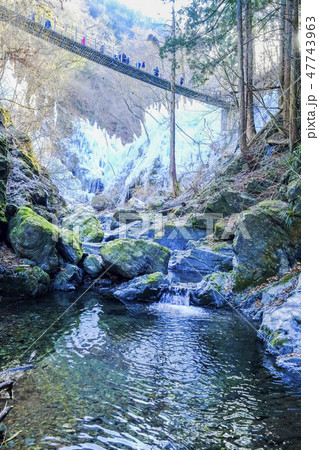 尾ノ内百景氷柱と吊り橋(縦) 47743963