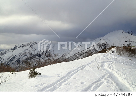 厳冬期の谷川岳の天神尾根からの風景 47744297