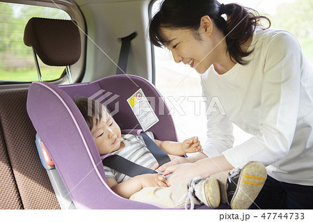 チャイルドシートに座る赤ちゃん チャイルドシートに座る赤ちゃん 47744733