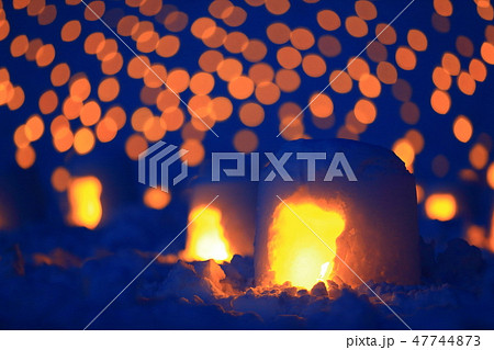 秋田県湯沢市　夜のミニかまくら 47744873