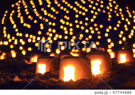 秋田県湯沢市 夜のミニかまくら 秋田県湯沢市 夜のミニかまくら 47744886