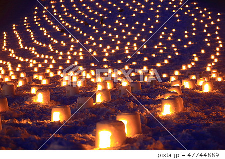 秋田県湯沢市　夜のミニかまくら 47744889