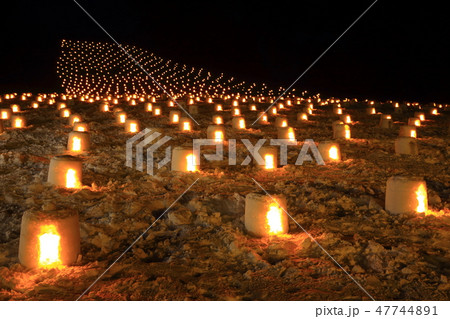 秋田県湯沢市　夜のミニかまくら 47744891