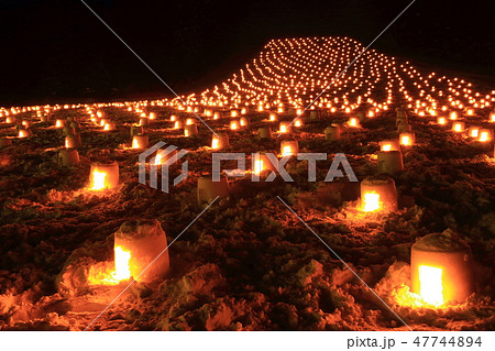 秋田県湯沢市　夜のミニかまくら 47744894