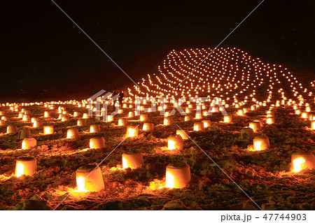 秋田県湯沢市 夜のミニかまくら 秋田県湯沢市 夜のミニかまくら 47744903