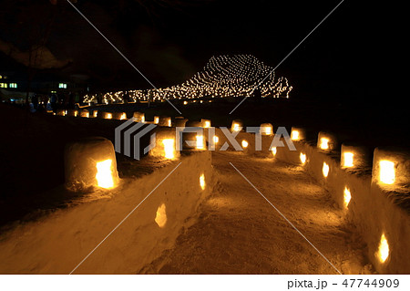 秋田県湯沢市 夜のミニかまくら 秋田県湯沢市 夜のミニかまくら 47744909