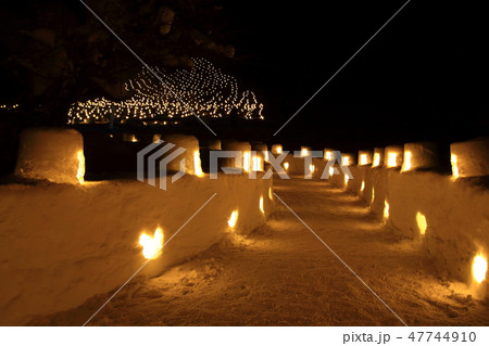 秋田県湯沢市 夜のミニかまくら 秋田県湯沢市 夜のミニかまくら 47744910
