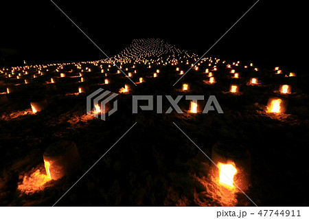 秋田県湯沢市 夜のミニかまくら 秋田県湯沢市 夜のミニかまくら 47744911