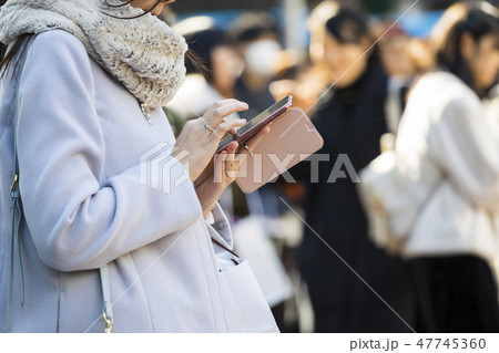 スマホを操作する女性の手元 スマホを操作する女性の手元 47745360