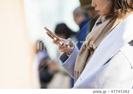 スマホを操作する女性の手元 47745362