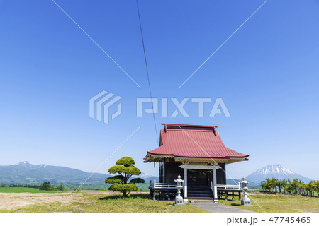 神社と昆布岳、羊蹄山 47745465
